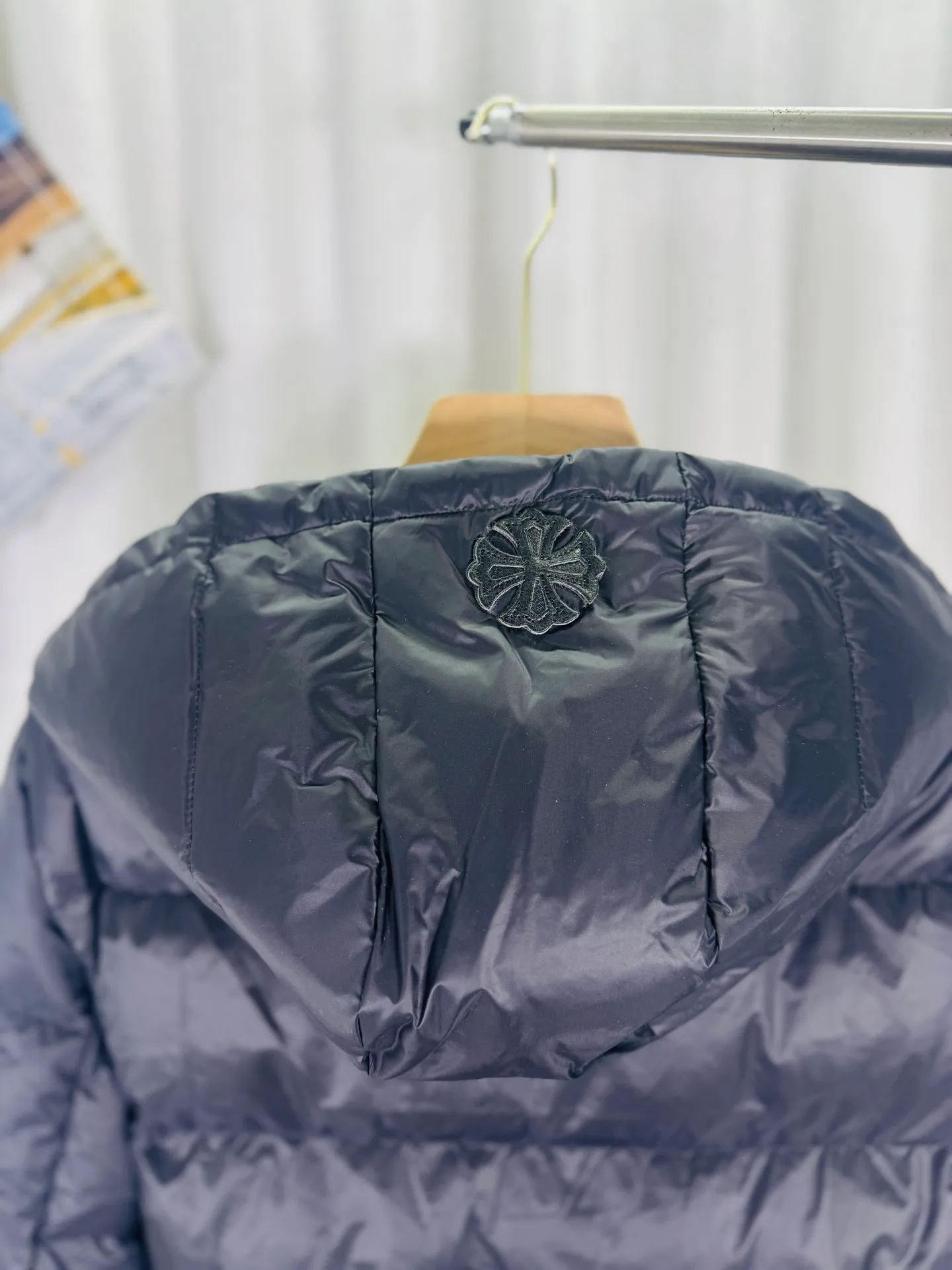 P800 top version 🐮 Real shot without P, ​​different from market products] Chrome Hearts ❄️ Winter environmentally friendly down jacket series ❄️ Chrome Hearts dark pattern series hooded down jacket is available at the counter at the same time ❤ The hood is detachable! The hat is removable and can be worn on both sides. The best Guangzhou national standard 90 velvet on the market! ! The world’s highest fluffiness of 900D! ! High standard and sufficient down filling! ! Exterior windproof and waterproof dark-grain custom fabric, interior high-grade dark-grain lining fabric to prevent lint, original hardware molding, fine craftsmanship details, casual or formal wear ✨ Slim-fitting and not bulky Recommended color: Customized matte black series Code numbers: S, M, L, XL